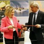 Amparo Valcarce, secretaria de Estado de Defensa, y Juan Francisco García, rector de la ULE, firman el acuerdo