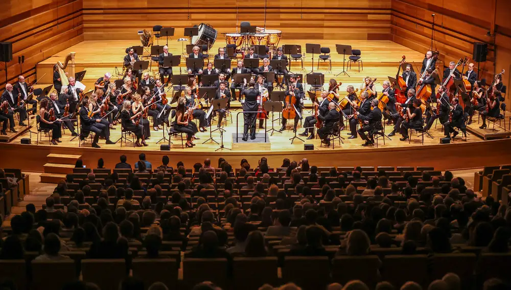Un instante del concierto de la OSCYL en el Miguel Delibes, dirigida por Francisco Coll