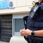 Agentes de la Guardia Urbana de Barcelona junto a una tienda de animales ilegales