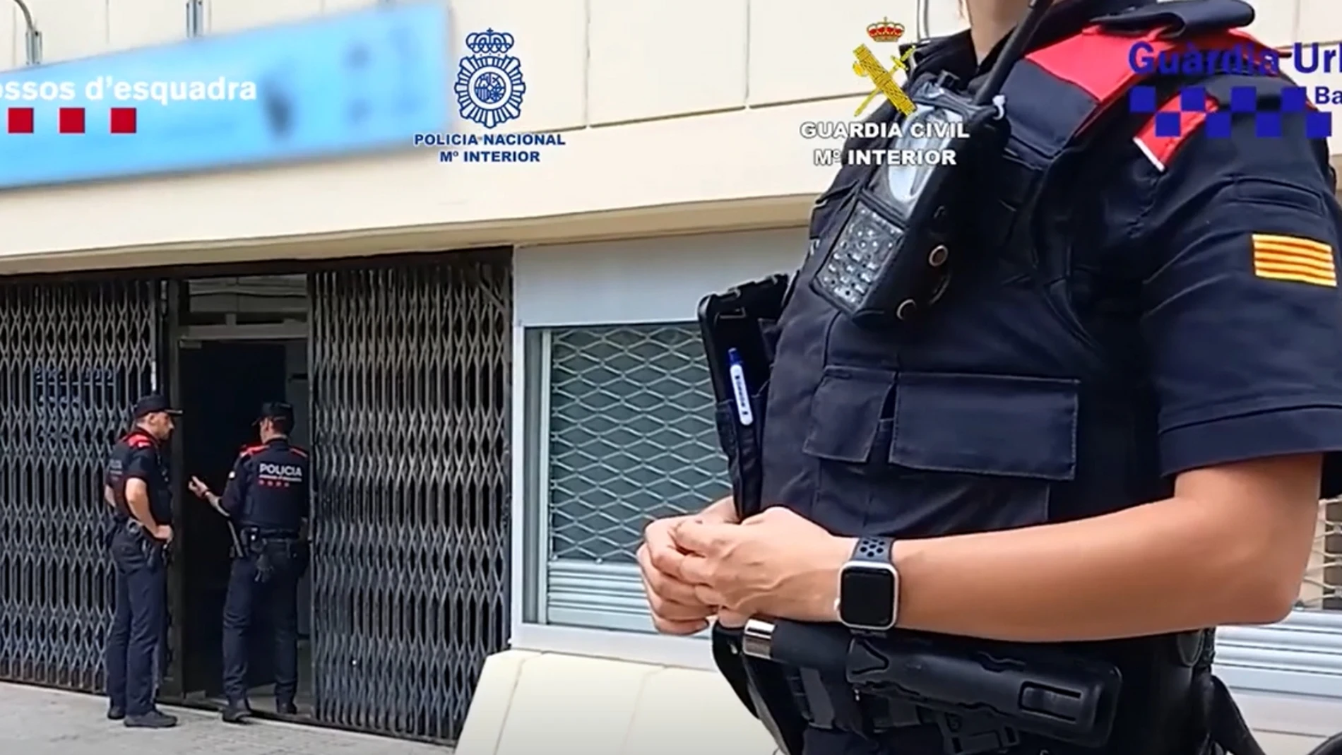 Agentes de la Guardia Urbana de Barcelona junto a una tienda de animales ilegales