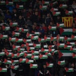 Los ultras de Osasuna, con banderas palestinas