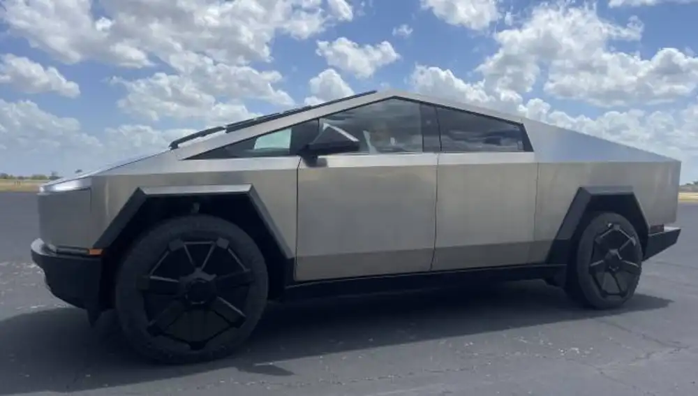 Elon Musk en un Cybertruck.