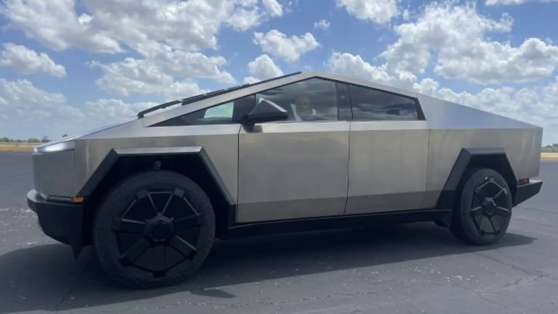 Elon Musk en un Cybertruck.