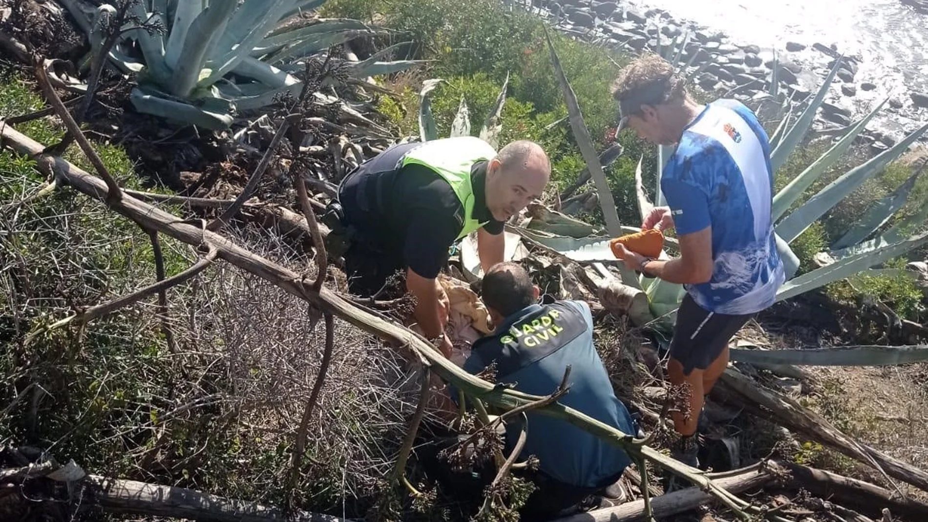 Un momento del rescate de la mujer