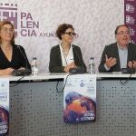 La concejala de Impulso Económico, Judith Castro; la presidenta de la Diputación Provincial, Ángeles Armisén(I); y el presidente de APETIC, Julio César Miguel, presentan el 'VI Ciberday Palencia'