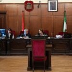 El tribunal del juicio antes de comenzar la primera sesión por el asesinato de Rocío Caíz