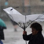 'Aline' mantiene este viernes en aviso amarillo, naranja o rojo a casi toda España por lluvias, olas o viento
