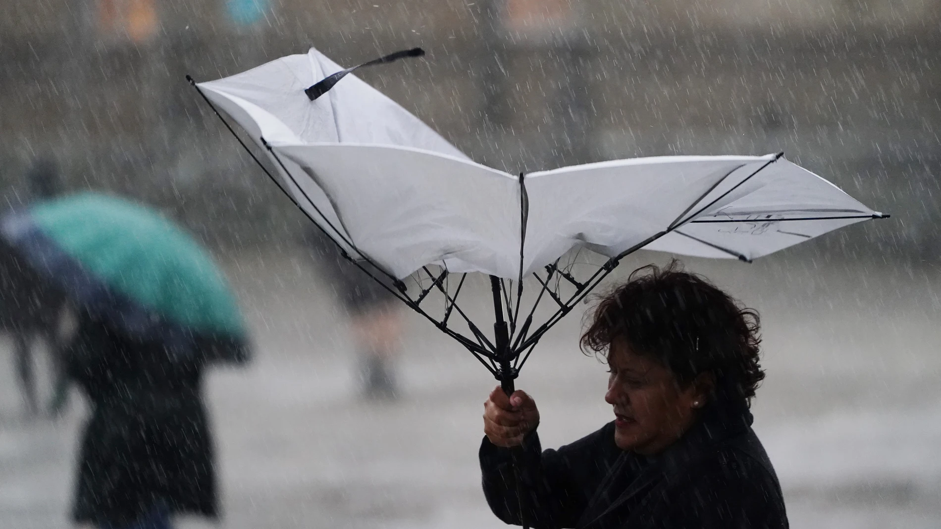 'Aline' mantiene este viernes en aviso amarillo, naranja o rojo a casi toda España por lluvias, olas o viento
