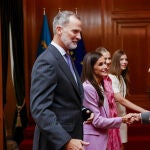 La Familia Real recibiendo a los galardonados con los Premios Princesa de Asturias 2023