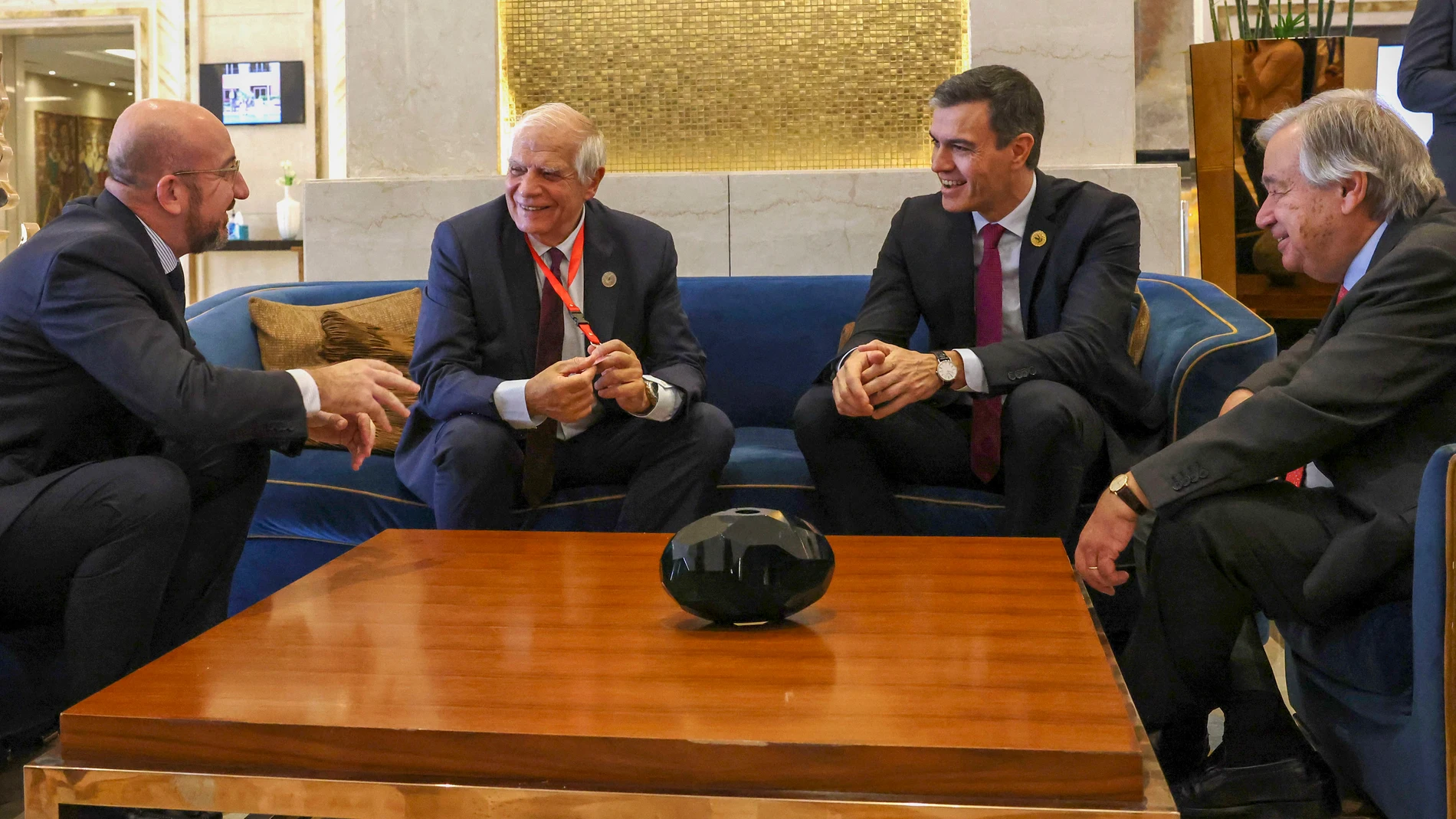 EL CAIRO, 21/10/2023.- El secretario general de la ONU, Antonio Guterres (d), el presidente del Consejo Europeo, Charles Michel (i), el responsable de Política Exterior de la UE, Josep Borrell (2i), y el presidente en funciones del Gobierno de España, Pedro Sánchez (2d), mantienen un encuentro previo a la apertura de la Cumbre de la Paz de El Cairo. EFE/Pool Moncloa/Borja Puig de la Bellacasa -SOLO USO EDITORIAL/SOLO DISPONIBLE PARA ILUSTRAR LA NOTICIA QUE ACOMPAÑA (CRÉDITO OBLIGATORIO)-
