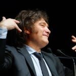 El candidato presidencial Javier Milei pronuncia hoy un discurso durante el cierre de su campaña, en el Movistar Arena en Buenos Aires (Argentina). 