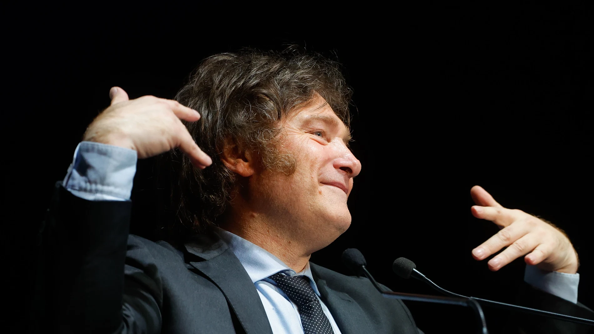 El candidato presidencial Javier Milei pronuncia hoy un discurso durante el cierre de su campaña, en el Movistar Arena en Buenos Aires (Argentina).