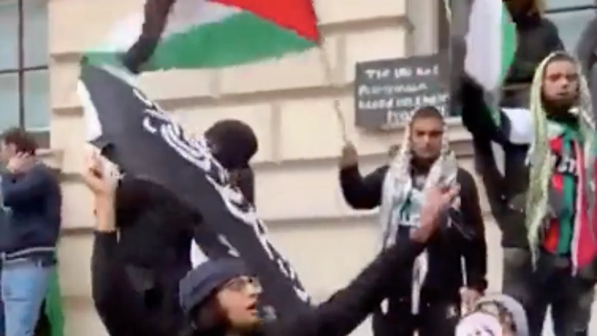 Manifestante pro-Palestina ondea la bandera talibán en Londres al grito de ¡Alá es grande!