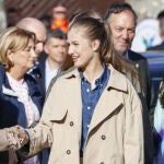 La Princesa Leonor con gabardina. 