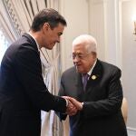El presidente del Gobierno en funciones, Pedro Sánchez, se reúne con el presidente de la Autoridad Nacional Palestina, Mahmud Abbas, en el marco de la cumbre 'El Cairo para la paz'.