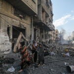 Palestinos huyen tras un ataque aéreo israelí en Gaza