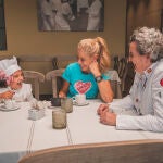Julia, la protagonista de la campaña, con la actriz Belén Rueda y la chef Pepa Muñoz