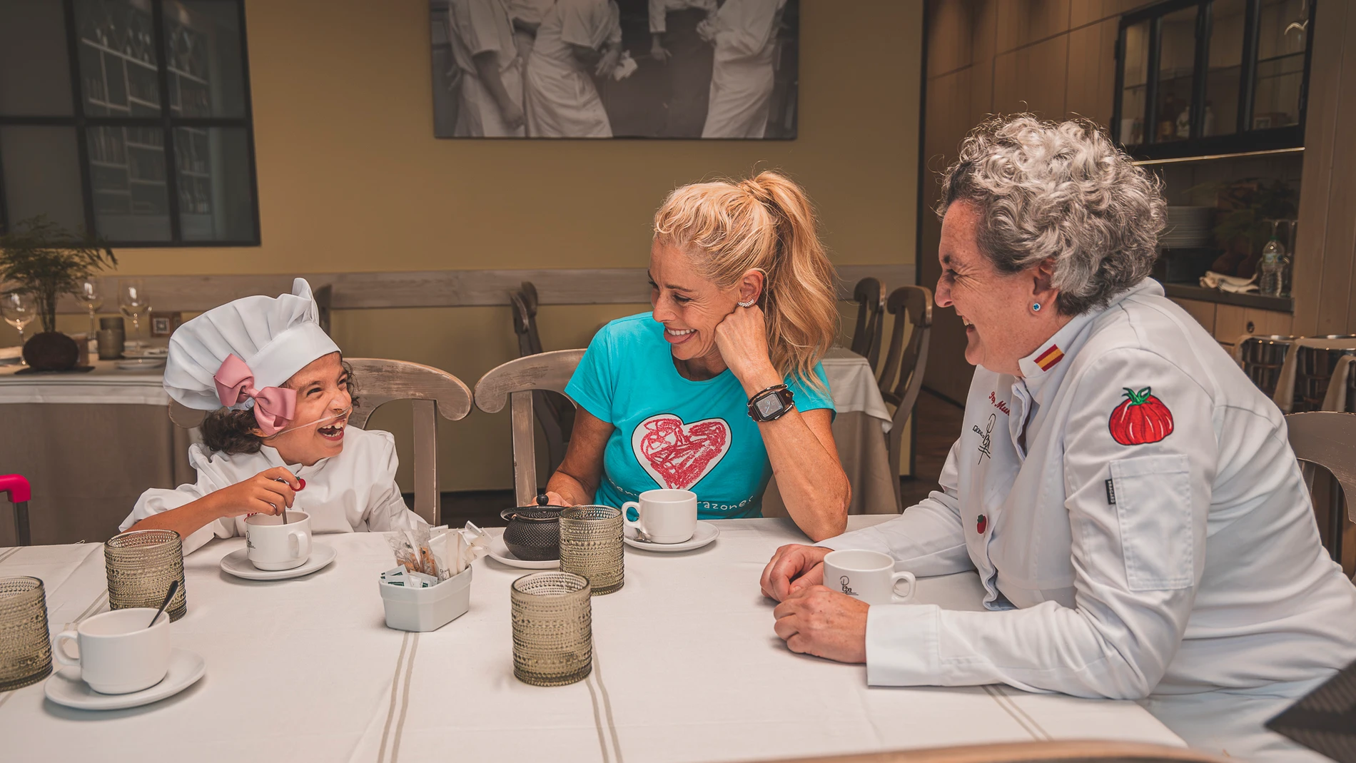Julia, la protagonista de la campaña, con la actriz Belén Rueda y la chef Pepa Muñoz