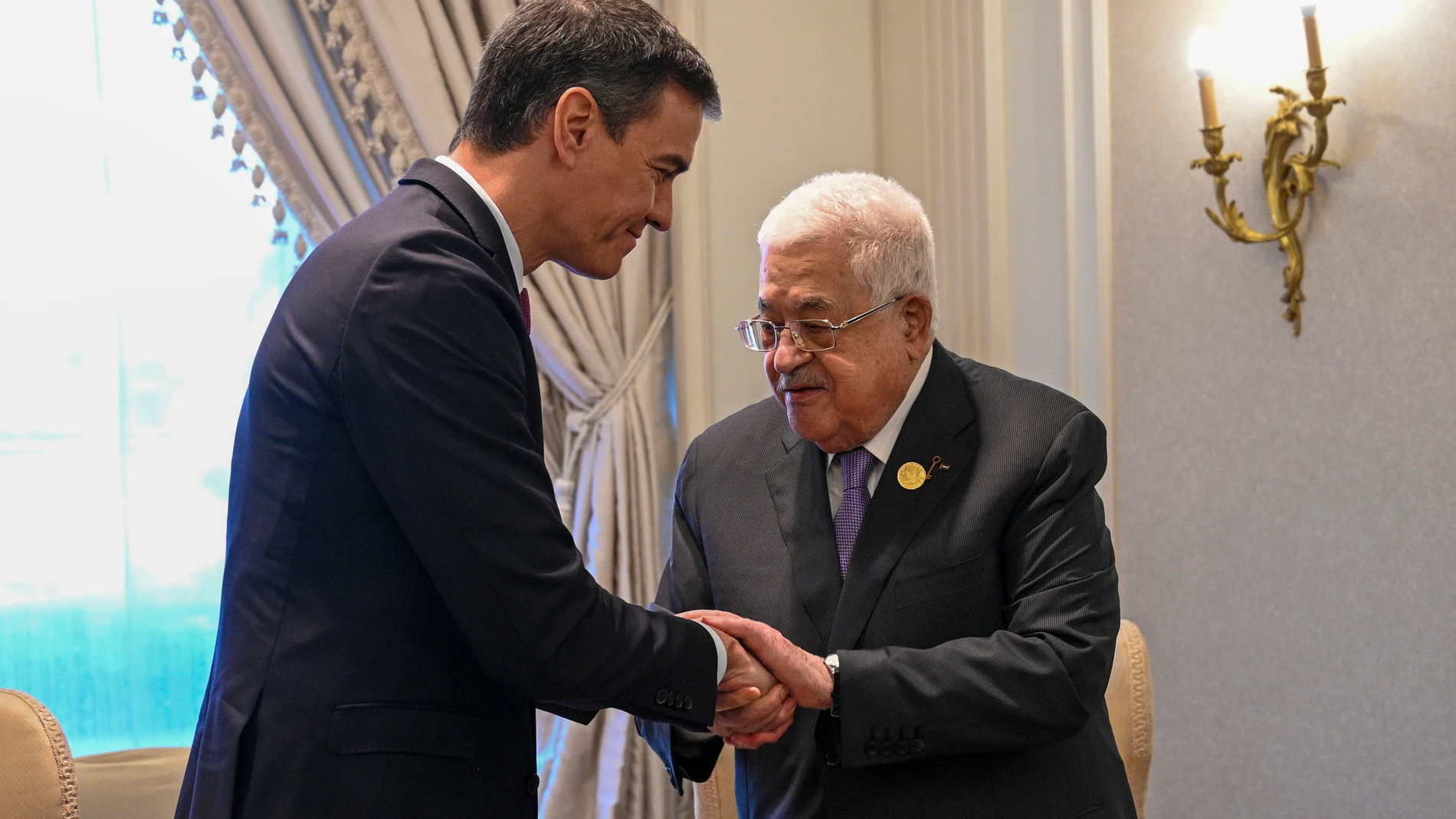 EL CAIRO (EGIPTO), 21/10/2023.- El presidente del Gobierno español, Pedro Sánchez, estrecha la mano al presidente palestino, Mahmud Abás (d), durante un encuentro bilateral celebrado este sábado en El Cairo (Egipto). EFE/ Borja Puig de la Bellacasa/Pool Moncloa SOLO USO EDITORIAL/SOLO DISPONIBLE PARA ILUSTRAR LA NOTICIA QUE ACOMPAÑA (CRÉDITO OBLIGATORIO)