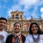  Los jóvenes latinoamericanos Pavel Martiarena, activista climático y fotógrafo peruano, Annelice Corrales, activista costarricense e investigadora en La Ruta del Clima, y Ati Gunnawi Viviam Misslin Villafaña Izquierdo, activista colombiana y miembro de Lacys, posan para Ical en la Plaza Mayor de Salamanca.