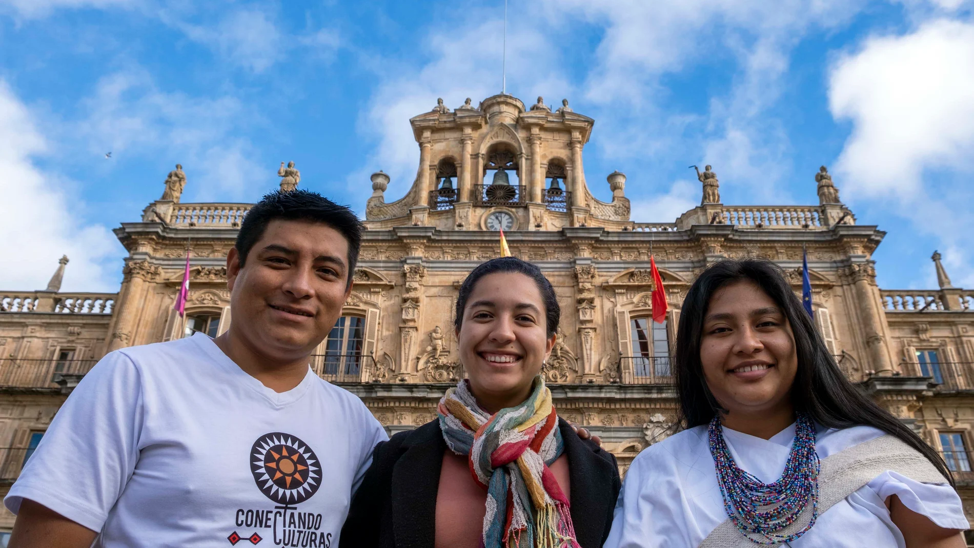 Los jóvenes latinoamericanos Pavel Martiarena, activista climático y fotógrafo peruano, Annelice Corrales, activista costarricense e investigadora en La Ruta del Clima, y Ati Gunnawi Viviam Misslin Villafaña Izquierdo, activista colombiana y miembro de Lacys, posan para Ical en la Plaza Mayor de Salamanca.