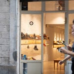 Dos jóvenes en el centro de Barcelona