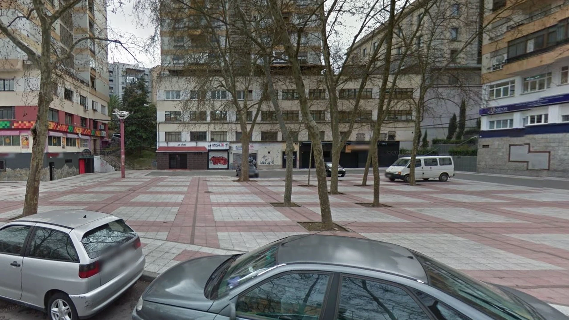 La Policía Nacional efectúa disparos al aire para interceptar a un conductor en una plaza peatonal en Cáceres