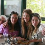 Karina de 51 años junto a su marido y sus hijas residían en el kibutz de Niz Or