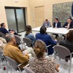 Juan Giner, en el centro, reunido con representantes de las entidades colaboradoras