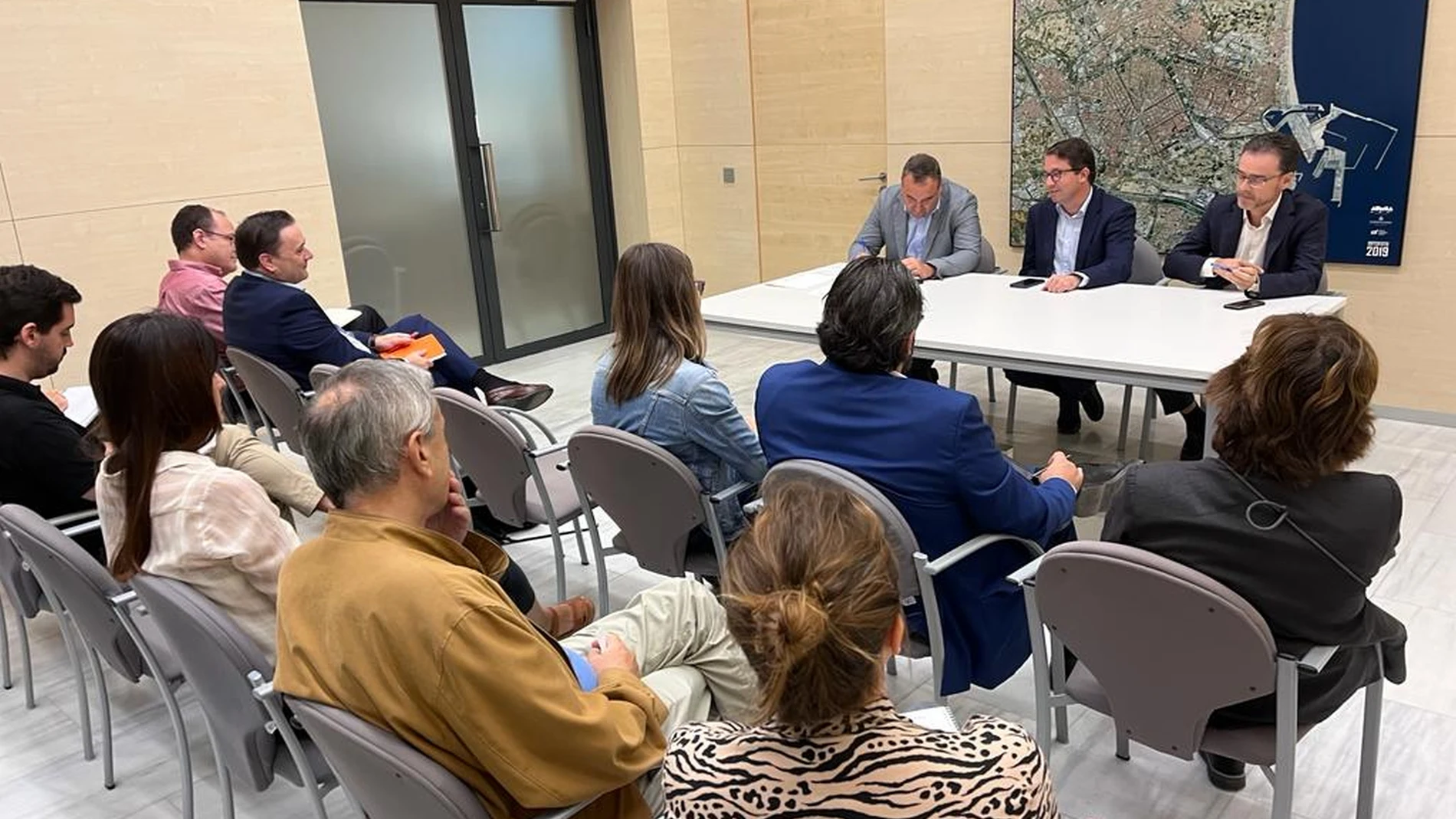 Juan Giner, en el centro, reunido con representantes de las entidades colaboradoras