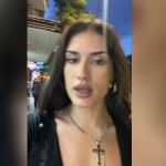 Una joven responde a un desconocido que le dice "guapa" mientras anda por la calle
