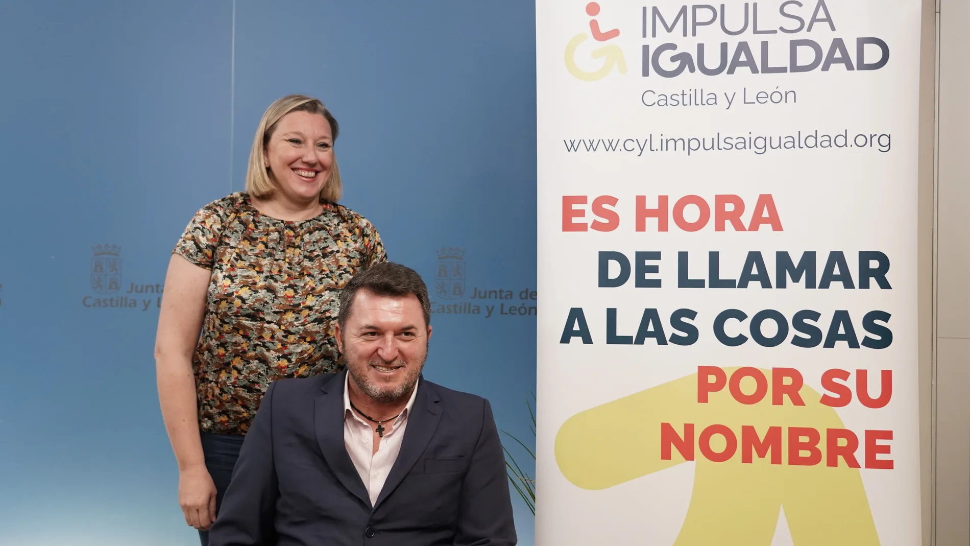 La consejera Isabel Blanco, junto a Francisco Sardón, presidente de Predif Castilla y León, que ahora pasa a llamarse Impulsa Igualdad