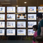 Anuncios de oferta de venta y alquiler de viviendas y locales en una inmobiliaria.