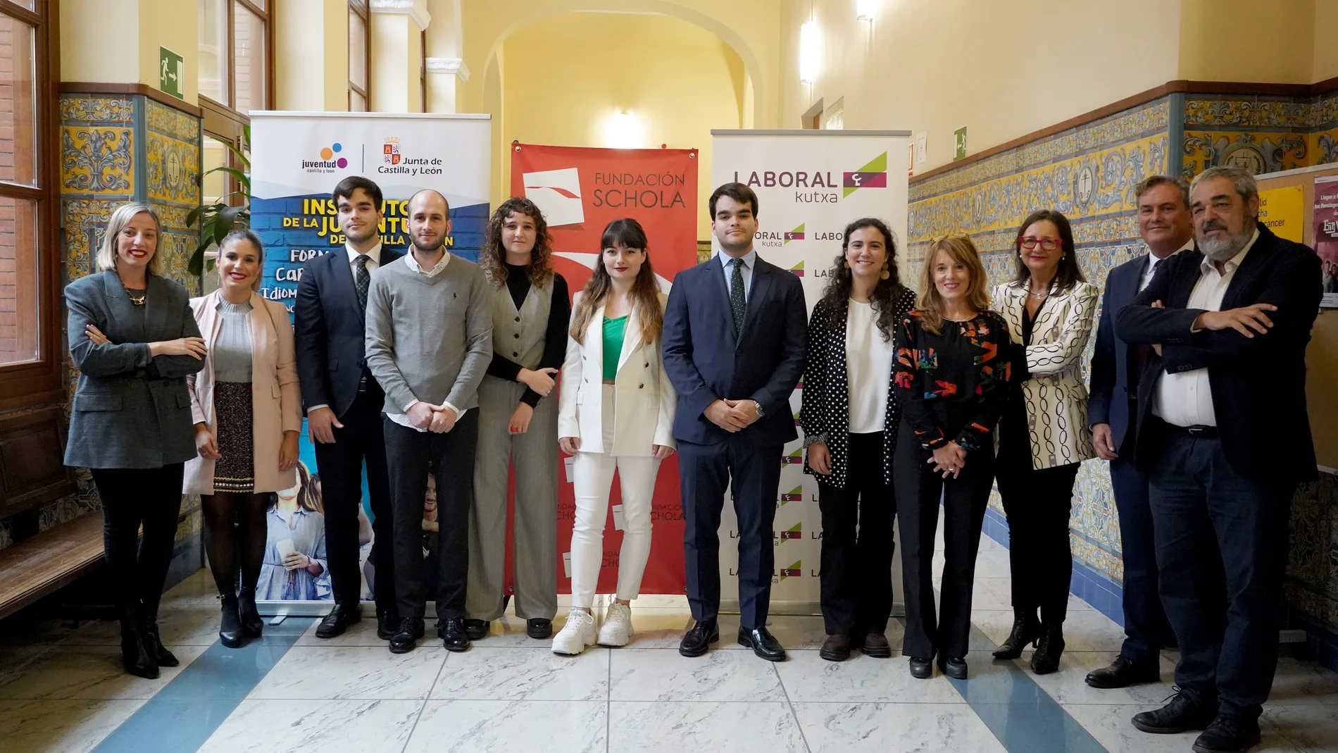 Foto de familia de los universitarios premiados con el director de la Fundación Schola, Luis Ortiz de lanzagorta, entre otros