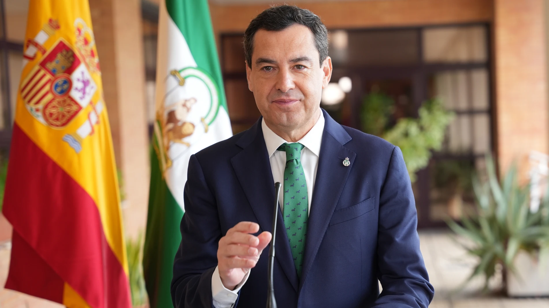El presidente de la Junta de Andalucía, Juanma Moreno, durante su intervención. A 23 de octubre de 2023, en Sevilla (Andalucía, España). El presidente de la Junta, Juanma Moreno, ha anunciado la compra por valor de 328 millones a la gestora de fondos WP Carey, a través de su filial en España Inversiones Holmes, de los 70 inmuebles que el Gobierno andaluz les vendió en 2014, un acto de "eficiencia en la gestión" y que supondrá "un ahorro de más de 100 millones de euros en relación con lo que l...