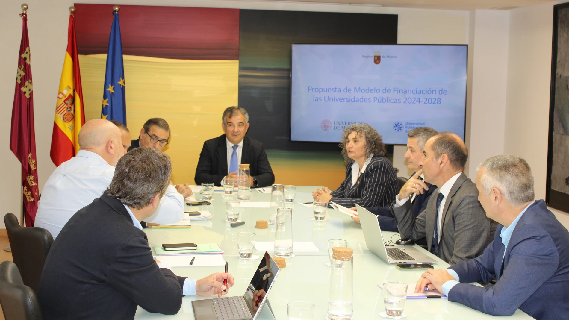 El consejero de Medio Ambiente, Universidades, Investigación y Mar Menor, Juan María Vázquez, y los rectores de la Universidad de Murcia y la Universidad Politécnica de Cartagena, José Luján y Beatriz Miguel, tras mantener la primera reunión sobre el Plan de financiación plurianual de las universidades públicas de la Región de Murcia.