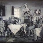 «Serie s/t 39, 2021-2023» es el nombre de esta pintura fantasmagórica que integra la exposición «Cuando acaba el día»