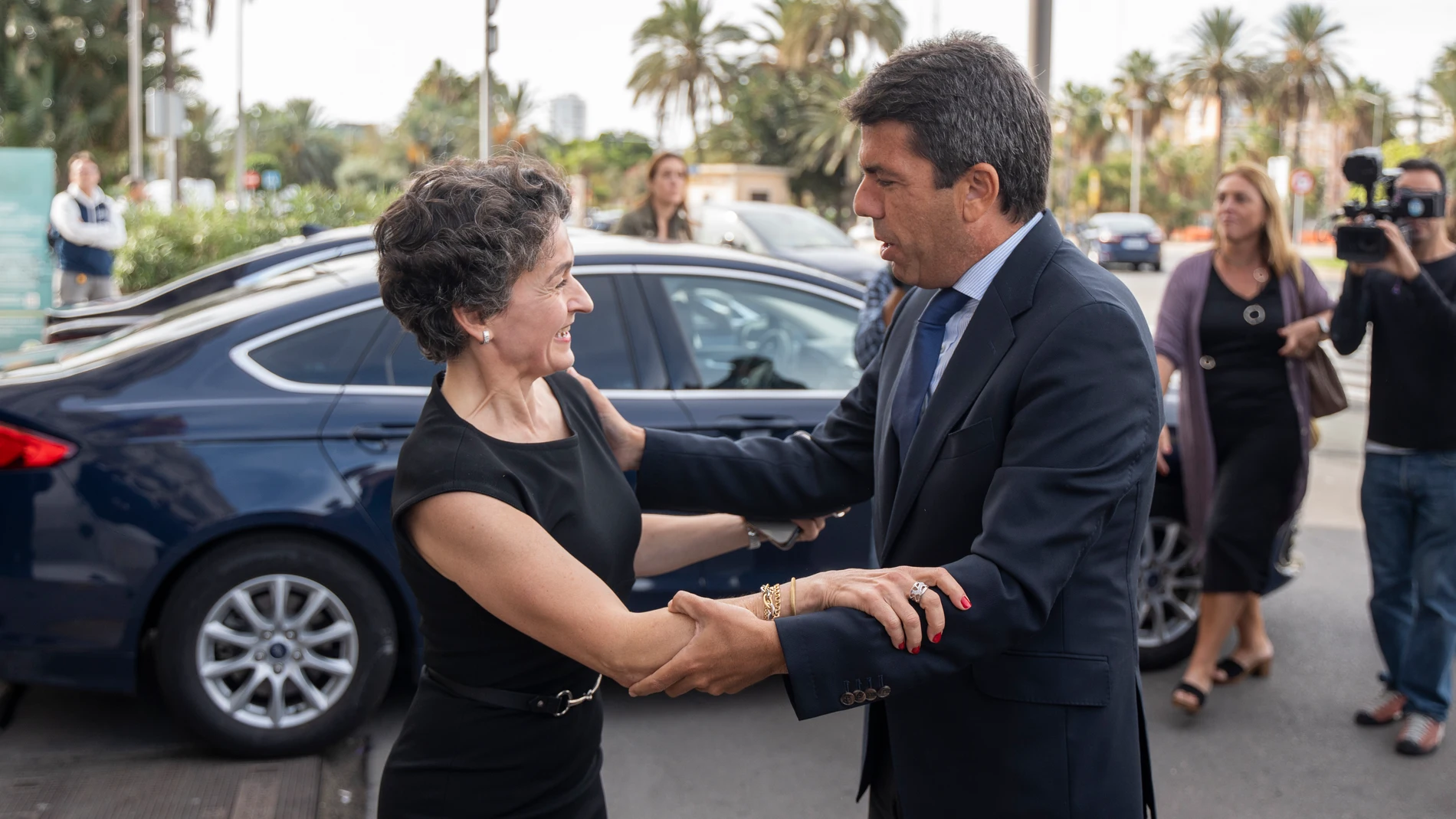 La nueva presidenta de la Autoridad Portuaria de València, Mar Chao, saluda al presidente de la Generalitat valenciana, Carlos Mazón, a 23 de octubre de 2023, en València, Comunidad Valenciana (España). Mar Chao es presidenta de la Autoridad Portuaria de Valencia desde el pasado 22 de septiembre. Ya había ejercido como directora comercial de la Autoridad Portuaria en dos períodos, desde enero de este año y entre 2017 y 2021, bajo las presidencias de Aurelio Martínez y de Joan Calabuig, al que...