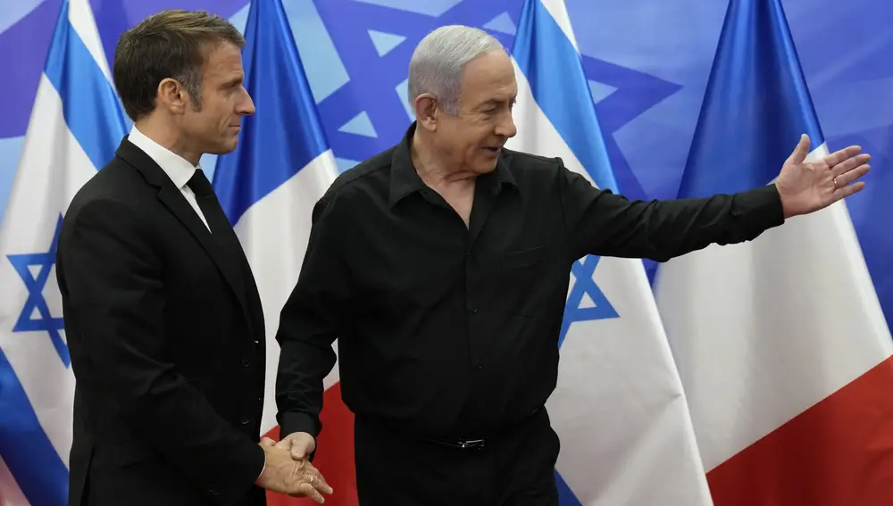 El presidente francés, Emmanuel Macron, saluda al primer ministro israelí, Benjamin Netanyahu, en su visita a Jerusalén