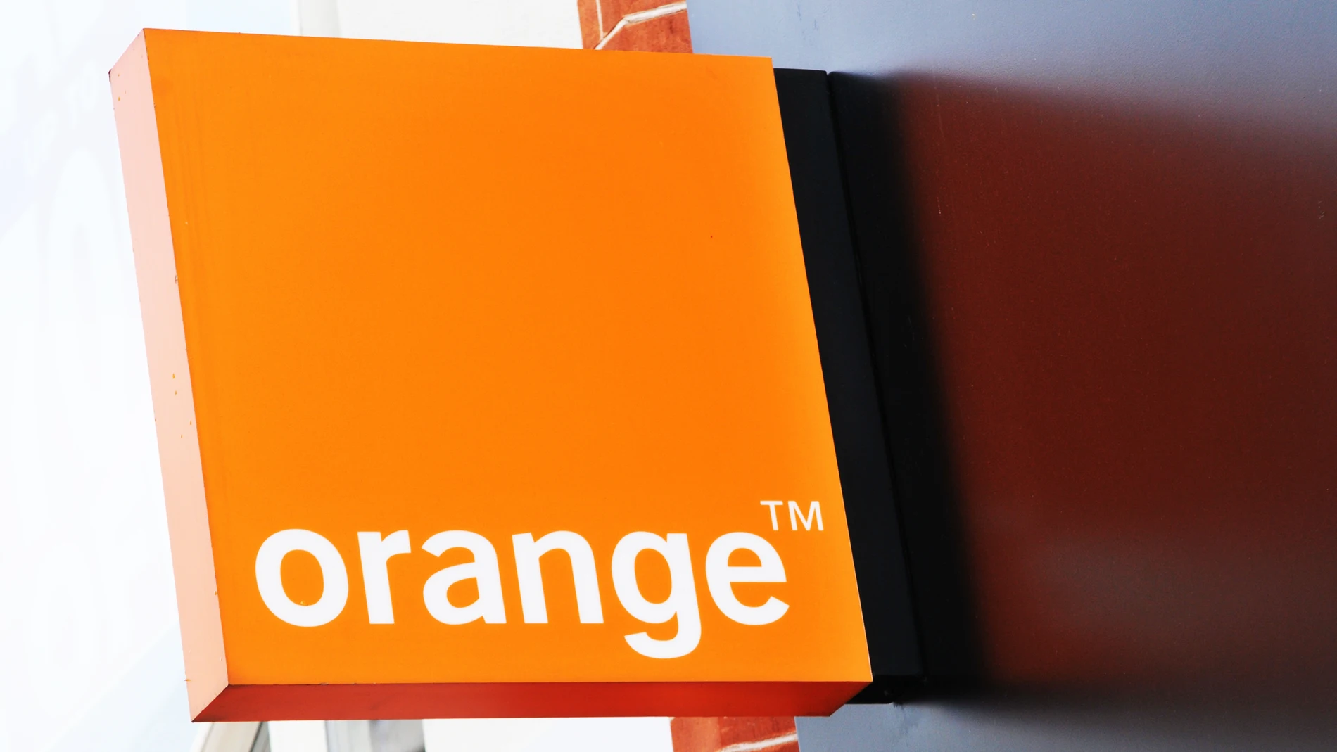 Detalle del logotipo de la compañía de telefonía móvil Orange en el centro de Londres.