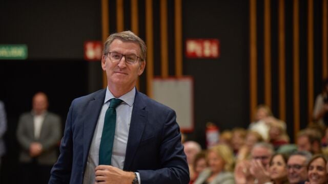 El presidente del PP, Alberto Núñez Feijóo, a su llegada a la clausura y entrega los Premios Compromiso con la Igualdad en el Medio Rural, en el Pabellón Ferial de Ciudad Real, a 24 de octubre de 2023.
