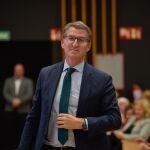 El presidente del PP, Alberto Núñez Feijóo, a su llegada a la clausura y entrega los Premios Compromiso con la Igualdad en el Medio Rural, en el Pabellón Ferial de Ciudad Real, a 24 de octubre de 2023.