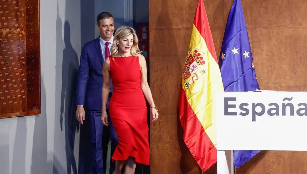 Yolanda Díaz con vestido rojo de Zara.