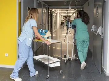 Dos enfermeras completan el traslado de la Unidad de hospitalización de pediatría del Hospital de Guadalajara Dos enfermeras completan el traslado de la Unidad de hospitalización de pediatría del Hospital de Guadalajara