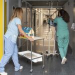 Dos enfermeras completan el traslado de la Unidad de hospitalización de pediatría del Hospital de Guadalajara