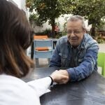 Un voluntario de Cáritas atiende a una persona sin hogar