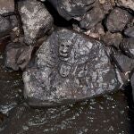 Antiguos grabados rupestres que reaparecieron en la región del Sitio Arqueológico de Lajes debido a la grave sequía que afecta a los ríos de la región se muestran en las orillas del río Negro en Manaos, estado de Amazonas, al norte de Brasil, el 21 de octubre de 2023. - La última vez Los grabados se pudieron ver fue durante la gran sequía de 2010.