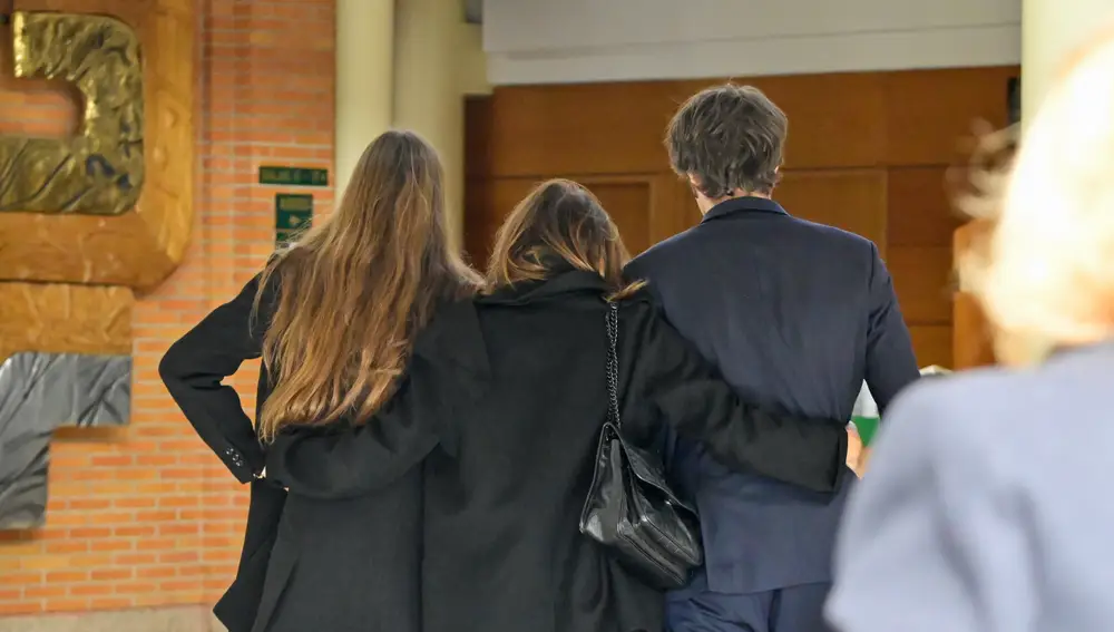 Nuria González junto a sus hijos
