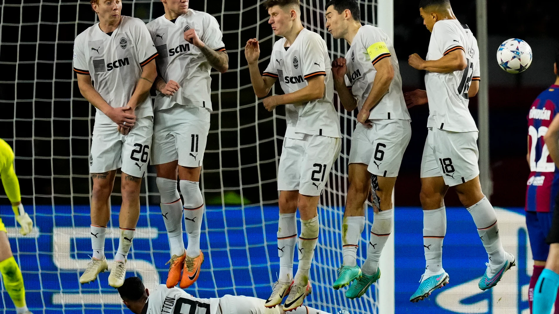 Jugadores del Shakhtar, en el partido ante el Barça