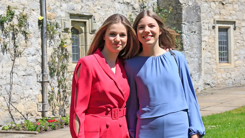 La princesa Leonor y la infanta Sofía en la graduación UWC